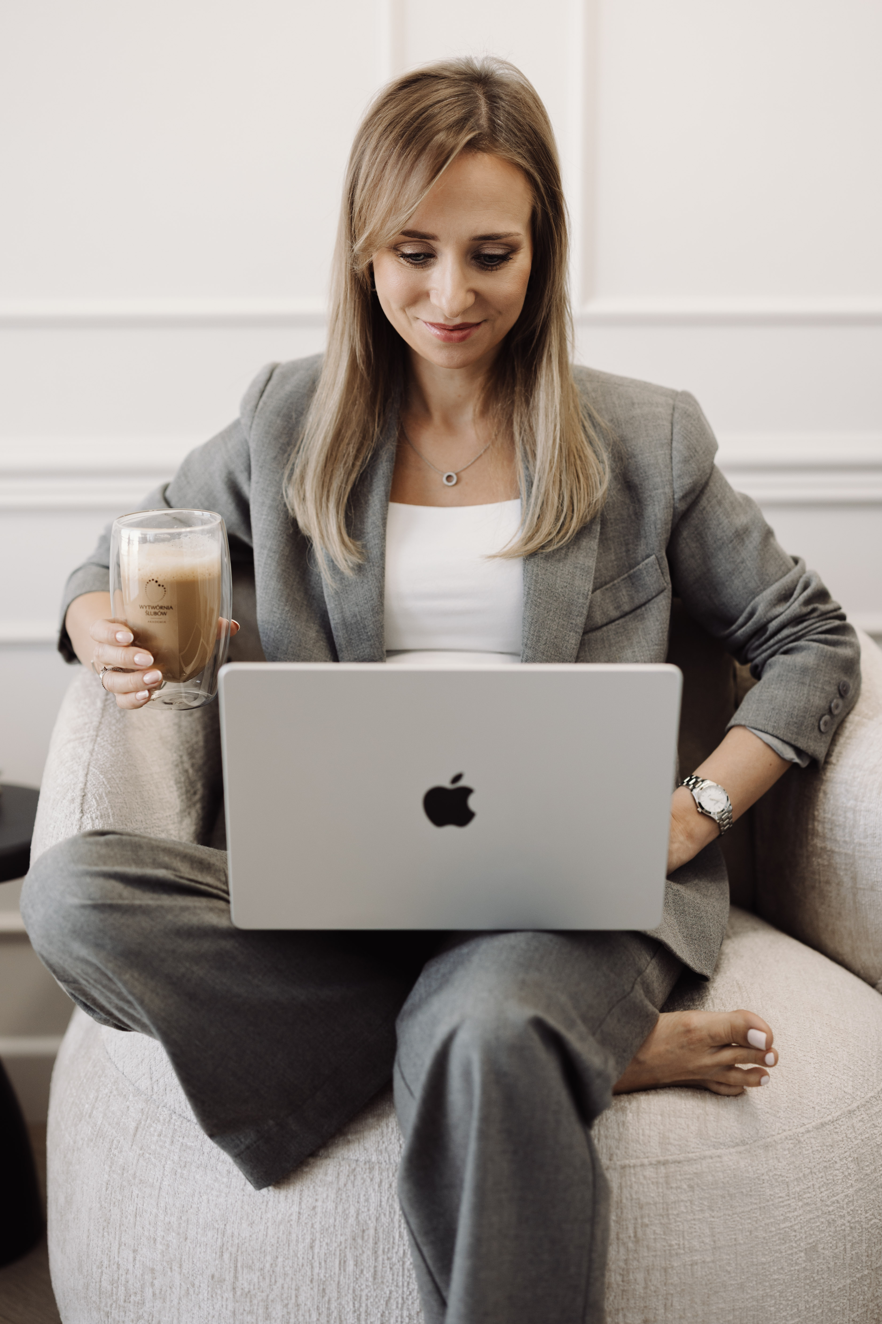 Agnieszka Kudela pracuje przy laptopie